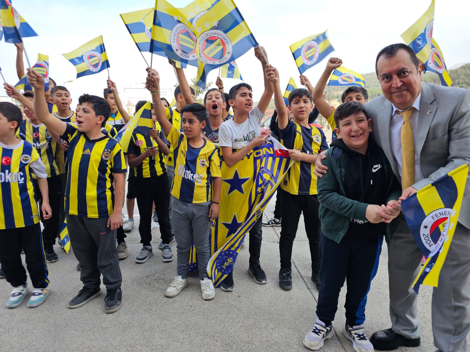 İSKENDERUNLU FENERLİ’LERİN BAĞIŞLADIĞI SOBALARLA ISINAN ÖĞRENCİLERDEN FENERE DESTEK SLOGANI: EN BÜYÜK FENER…
